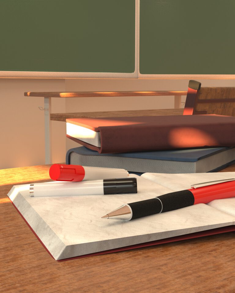 Nahaufnahme eines Notizbuchs mit Stiften in einem Klassenzimmer